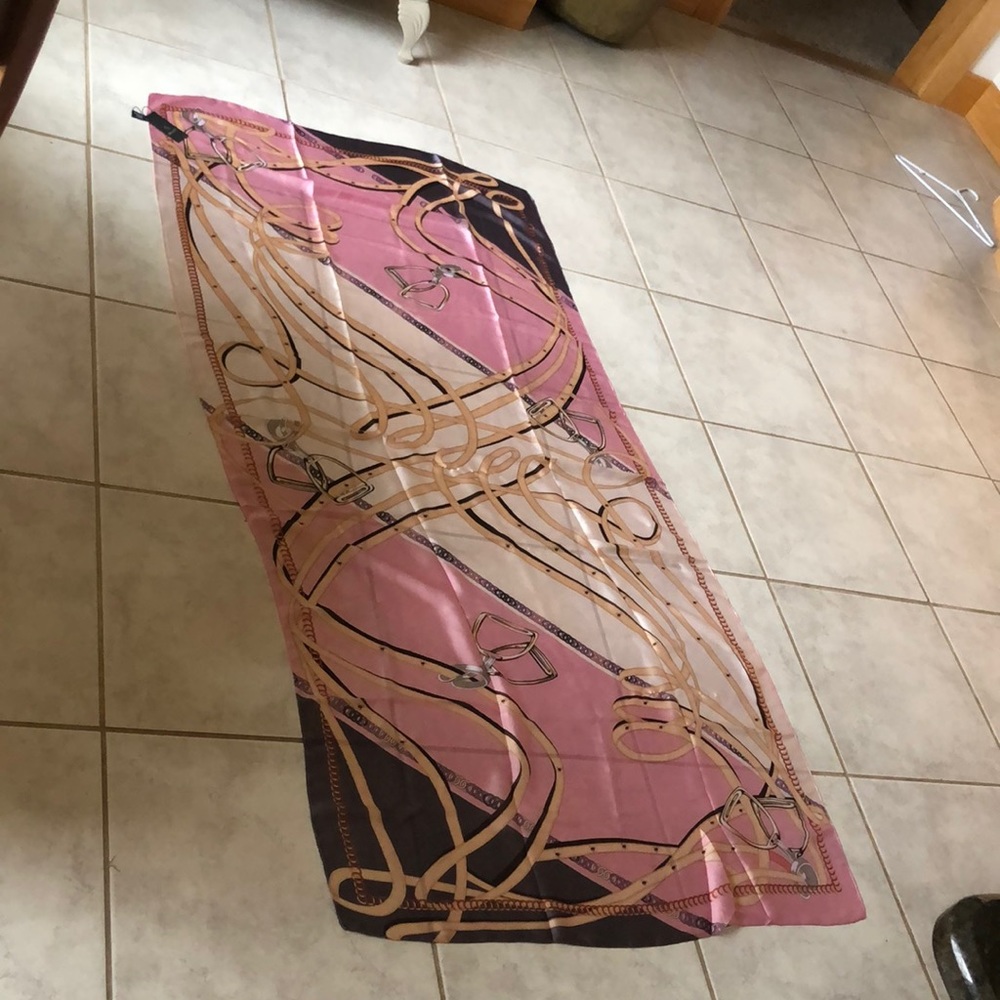 Beautiful scarf. 100% polyester.